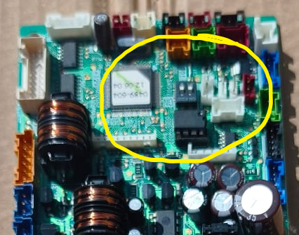 Esquema físico do posicionamento do chip IC503 EEPROM na placa de serviço