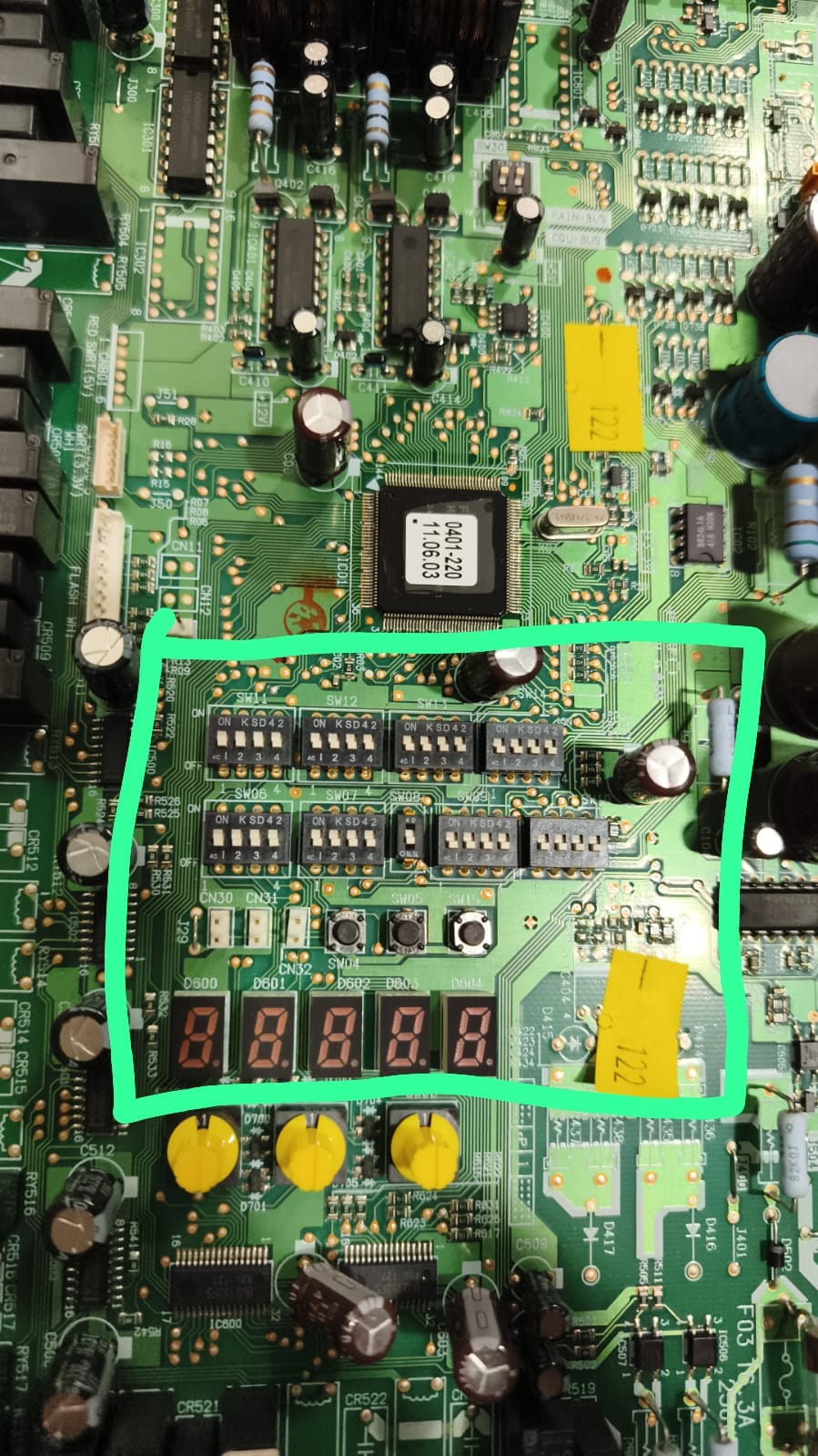 Foco nas chaves DIP SW da placa Toshiba VRF