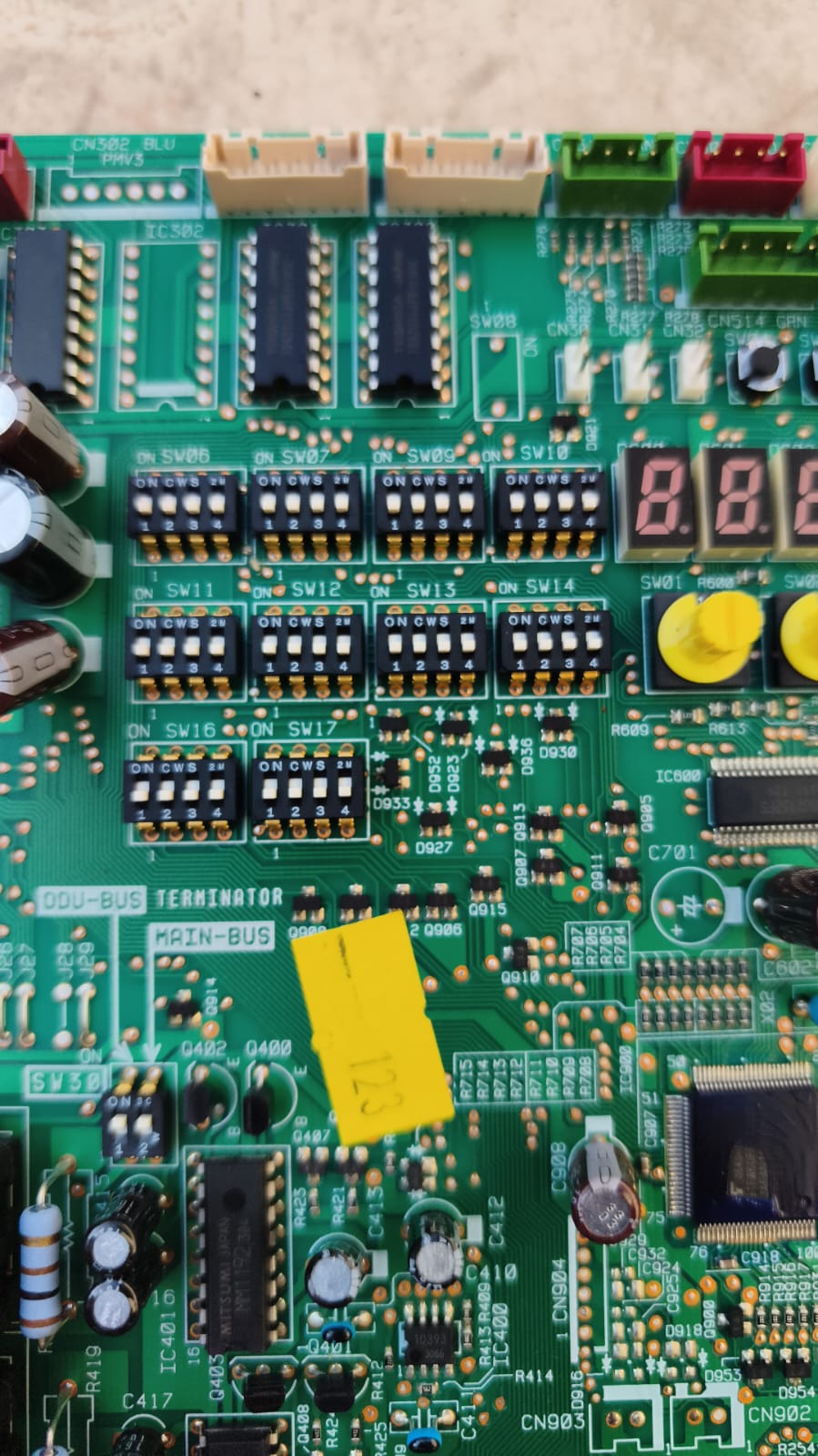 Foco de imagem nas chaves DIP SW da placa de interface Toshiba VRF